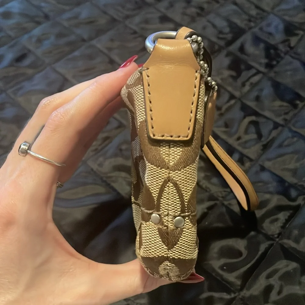 Coach Wristlet 🤎 - Picture 5 of 7